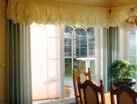 Fensterdekoration mit Sonnenschutz aus Plissee